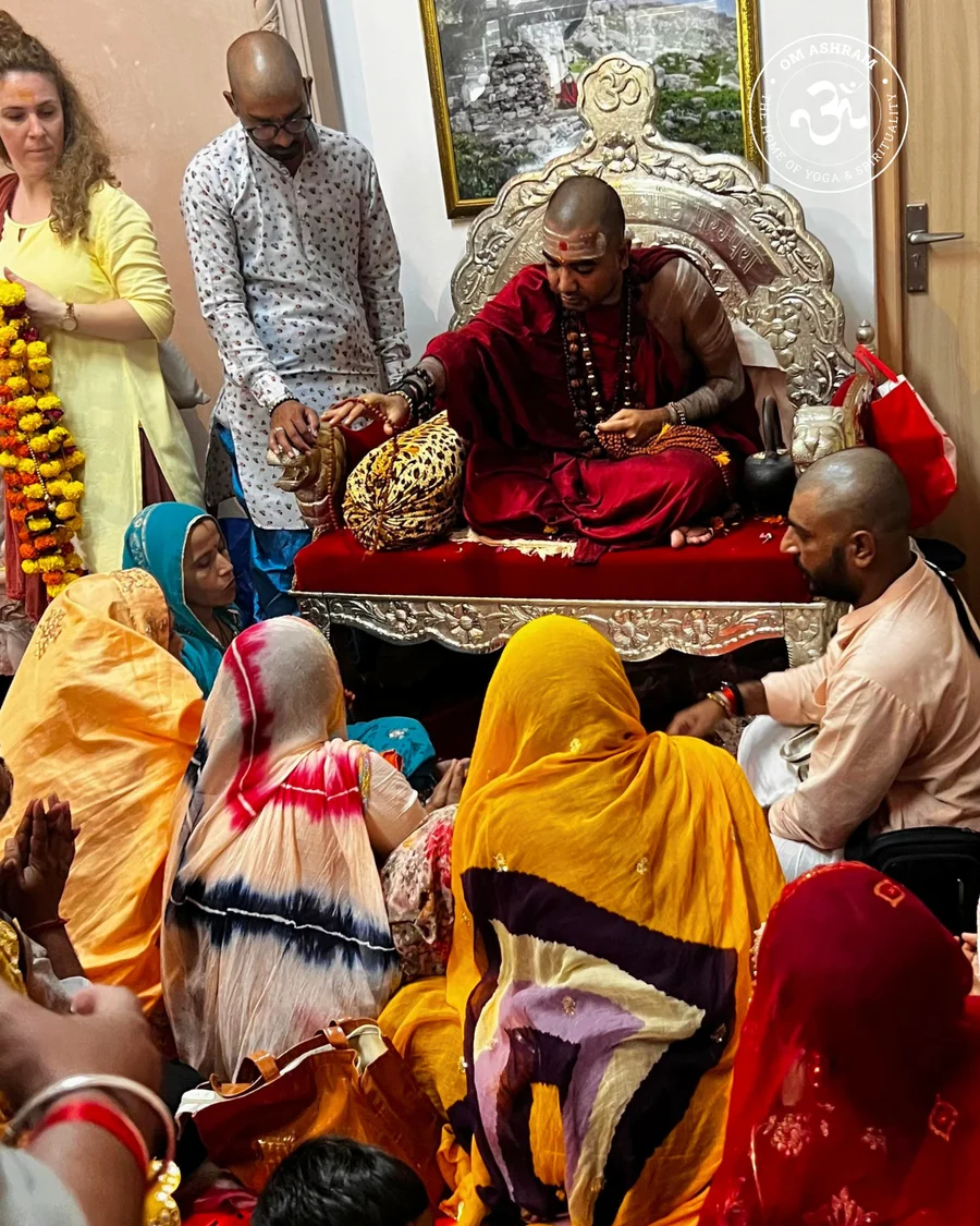 Param Pujya Swami Shree Avatar Puri Ji Maharaj bestowing a blessing and a mantra upon a disciple.